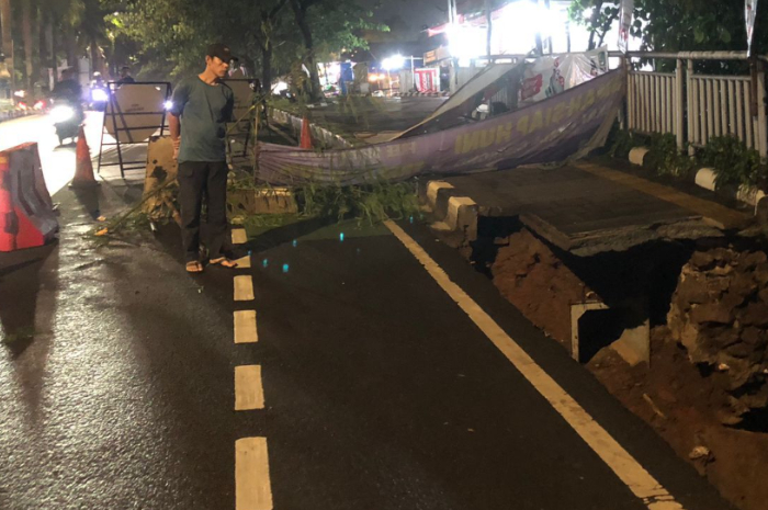 Jalur pedestrian di Pakansari Bogor longsor pasca hujan.