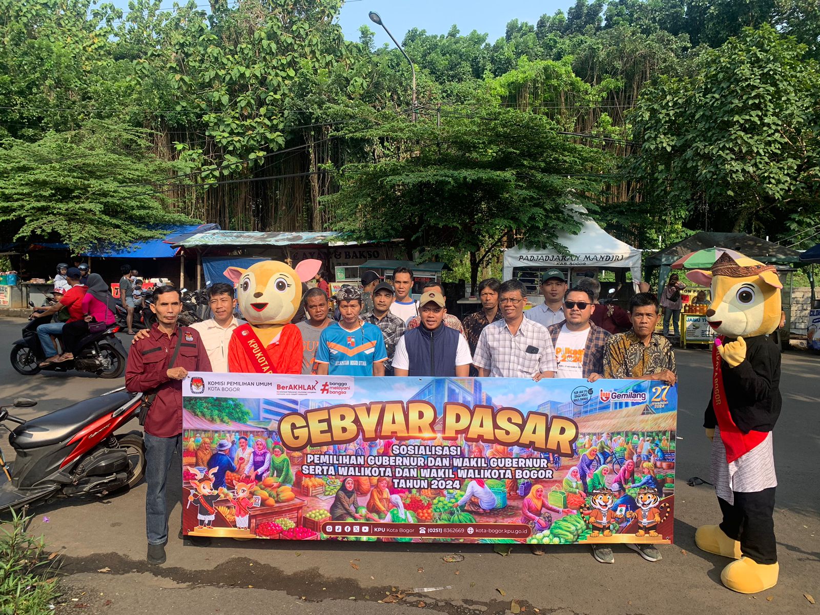 Petugas PPK Bogor Utara melakukan sosialisasi ke pedagang dan pengunjung Pasar Tumpah Ciparigi, Sabtu (5/10/2024).