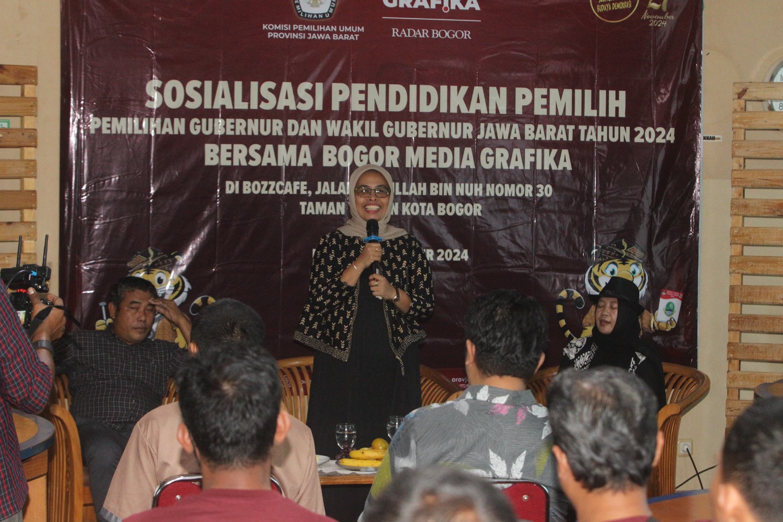Ketua KPU Provinsi Jabar Umi Wahyuni saat sosialisasi di Radar Bogor soal Pilkada.