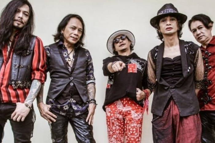 Band Rif tampil satu panggung bersama Dikta dalam rangkaian ulang tahun Lippo Mall Kemang yang ke -12.