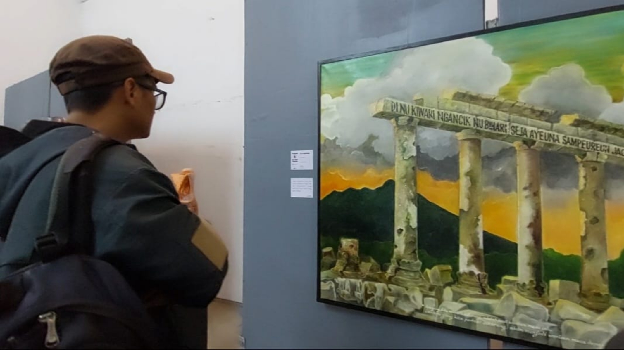 Salah satu pengunjung melihat Pameran Seni Rupa yang bertema Hybrid Identity.