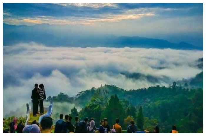 Menikmati keindaan alam Negeri di Atas Awan yang berada di Gunung Luhur, Desa Citorek Kidul, Kecamatan Cibeber, Kabupaten Lebak, Provinsi Banten.