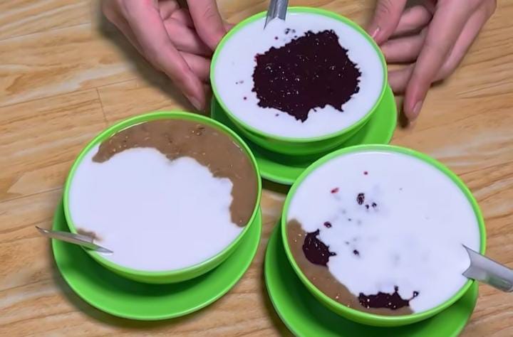 Kedai Bubur Kacang Ijo & Ketan Item Koh Wat, yang berlokasi di Jalan Suryakencana No. 193, Kelurahan Babakan Pasar, Kecamatan Bogor Tengah, Kota Bogor.