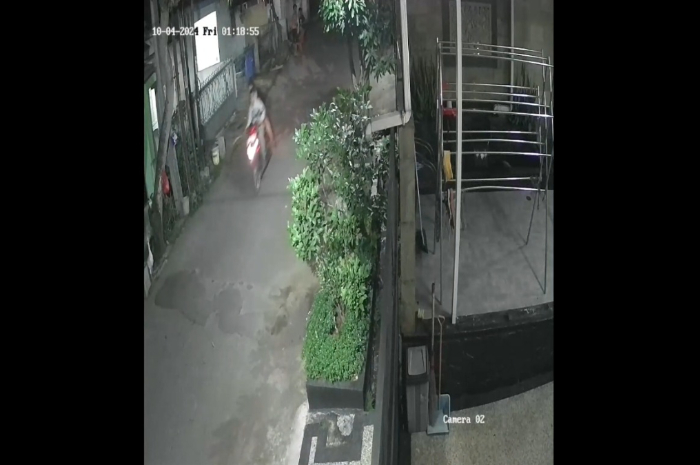 Tangkapan layar rekaman CCTV aksi geng motor meneror warga Perumahan Pura Bojonggede Bogor.
