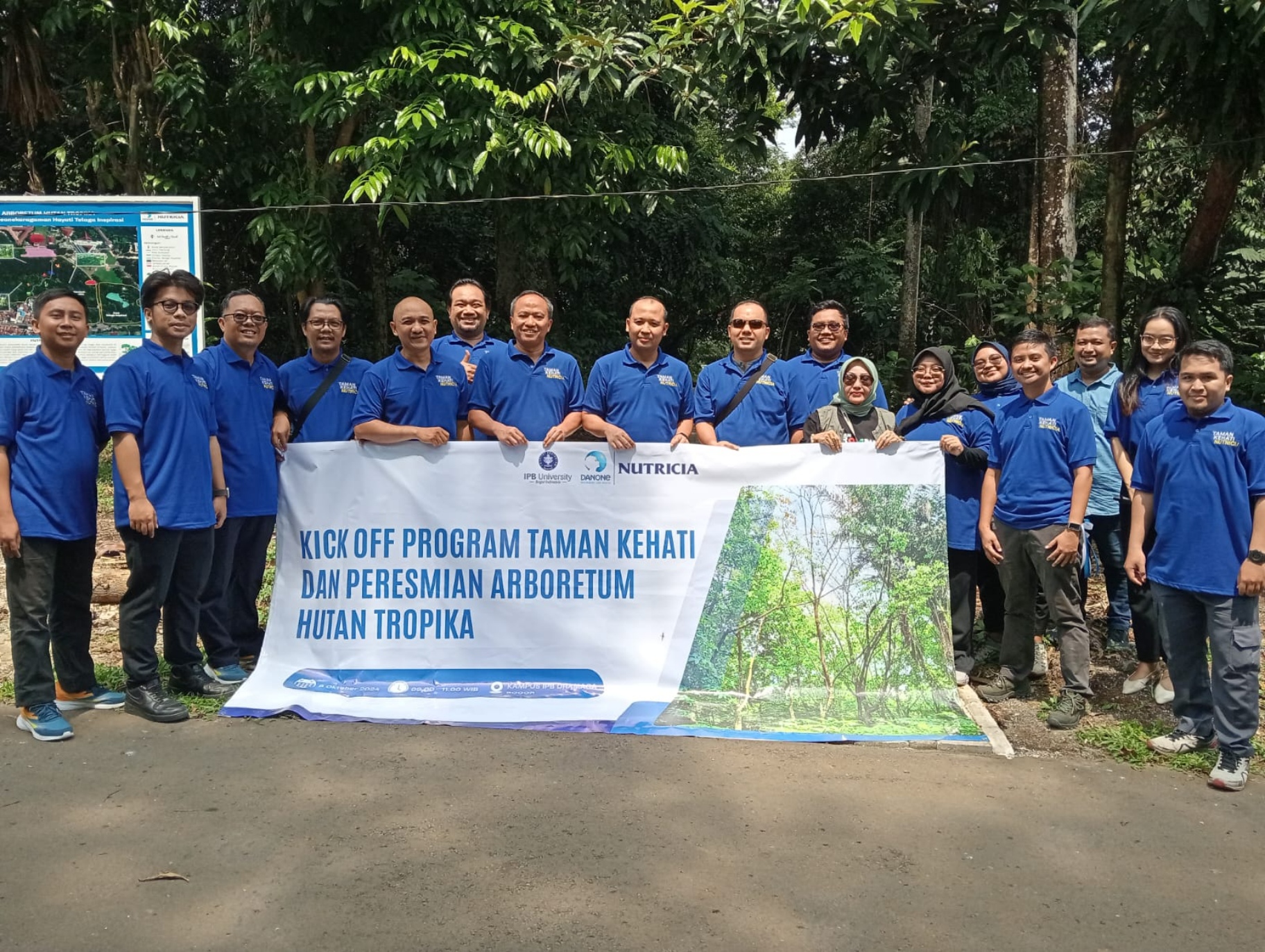 Nutricia Danone bersama Yayasan Hutan Organik dan IPB University mengadakan program Taman Keanekaragaman Hayati, sekaligus meresmikan Arboretum Hutan Tropika di Telaga Inspirasi IPB University.