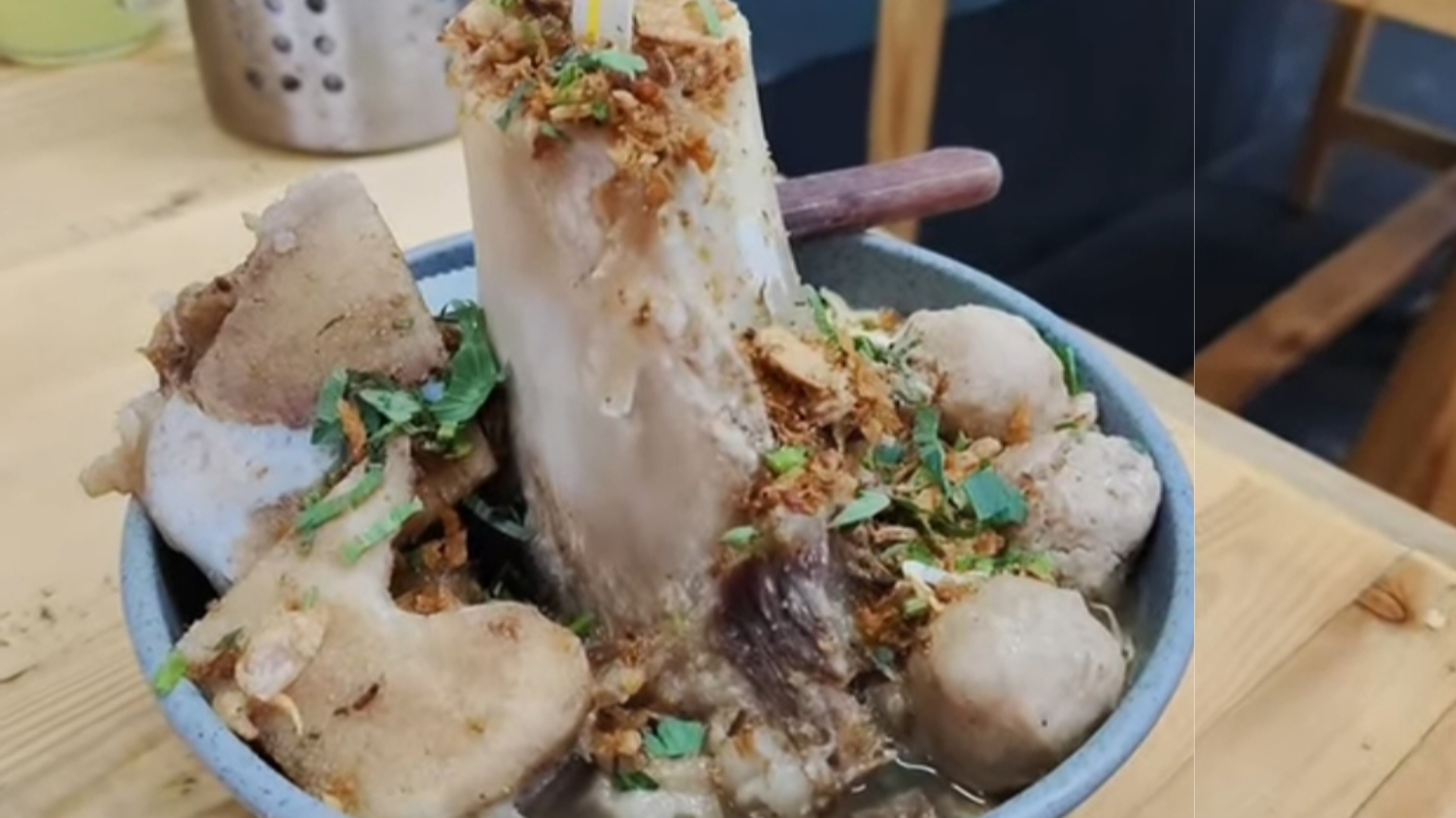 Bakso Dengkul yang berlokasi di Jl. Gor Pakansari, RT.02/RW.05, Kelurahan Nanggewer Mekar, Kecamatan Cibinong, Kabupaten Bogor, Jawa Barat 16912.