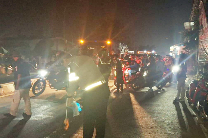 Petugas melakukan olah TKP kecelakaan lalu lintas di Jalan Raya Parung Bogor.