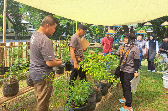 Juri Bogorku Bersih 2024 saat melakukan penilaian ke RT 02 RW 09 Klaster Raflesia.