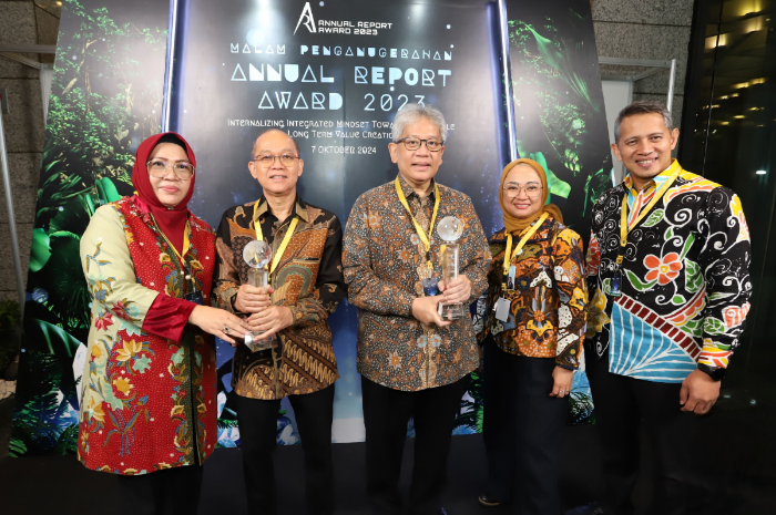 Bank bjb dan anak usahanya bank bjb Syariah berhasil meraih penghargaan Annual Report Award (ARA) 2023 berkat penerapan GCG yang konsisten dan menyeluruh.