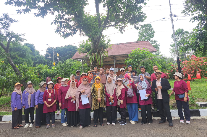 Warga RT 9 RW 5 Komplek BSI (Baranangsiang Indah) Bogor foto bersama Juri Bogorku Bersih.