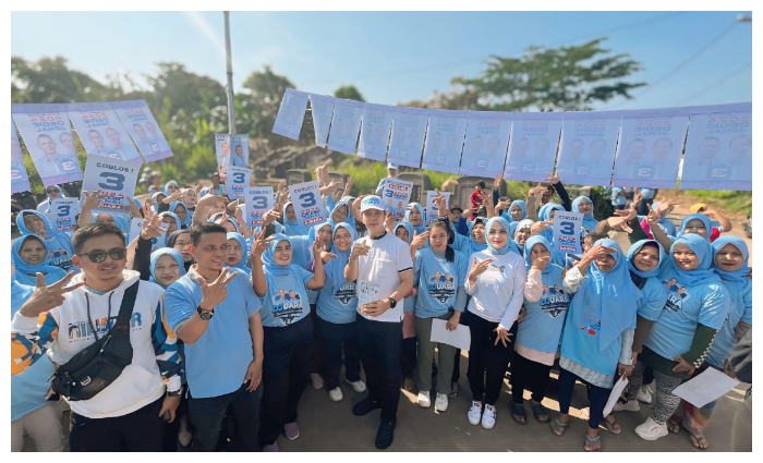 Calon Wali Kota Bogor Dedie Rachim nomor urut 3, didampingi oleh istrinya Yantie Rachim, melakukan kampanye dengan mengunjungi RW 15 Kampung Legok Muncang.