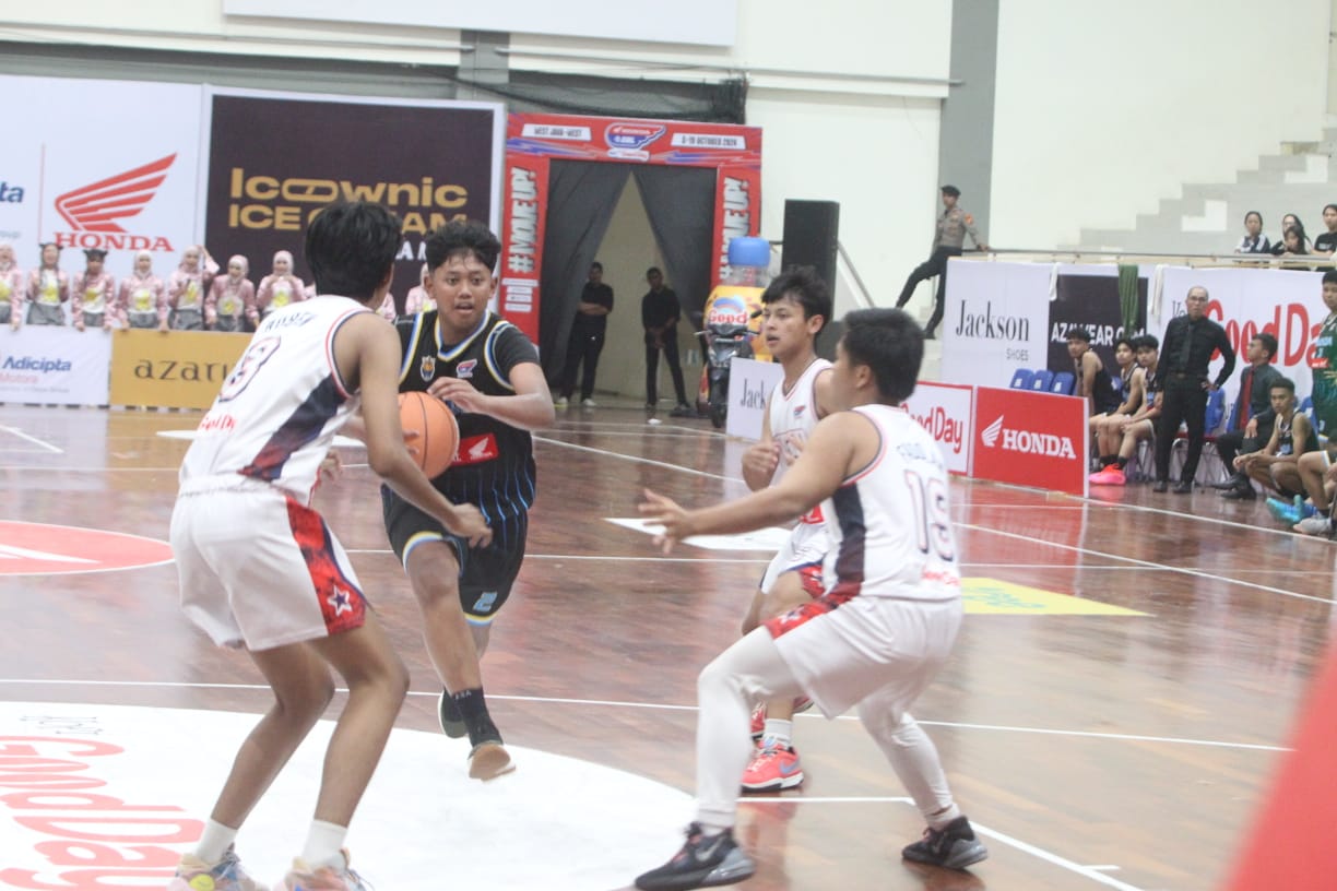Hari kedua pertandingan Honda DBL With Kopi Gooday 2024 West Java berlangsung sengit, mempertemukan tim SMAN 2 Depok versus SMAN 8 Bogor.
