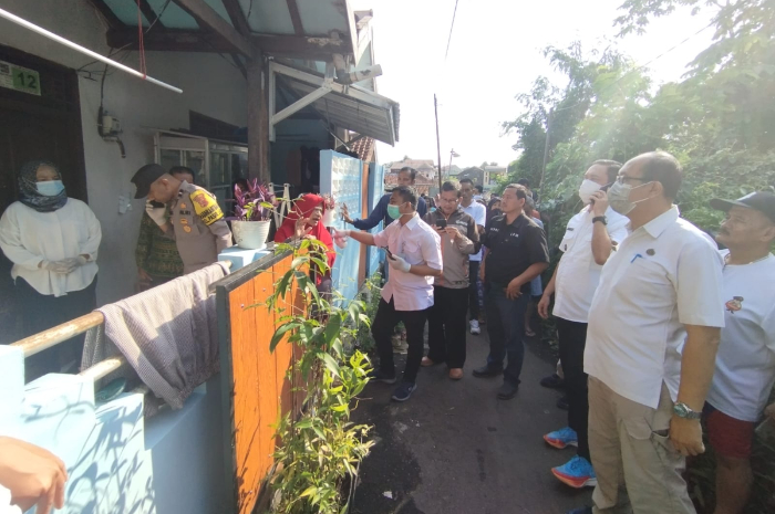 Petugas saat mengevakuasi mayat bayi di depan rumah Warga RT 2 RW 4 Kelurahan Pasirjaya, Kecamatan Bogor Barat.