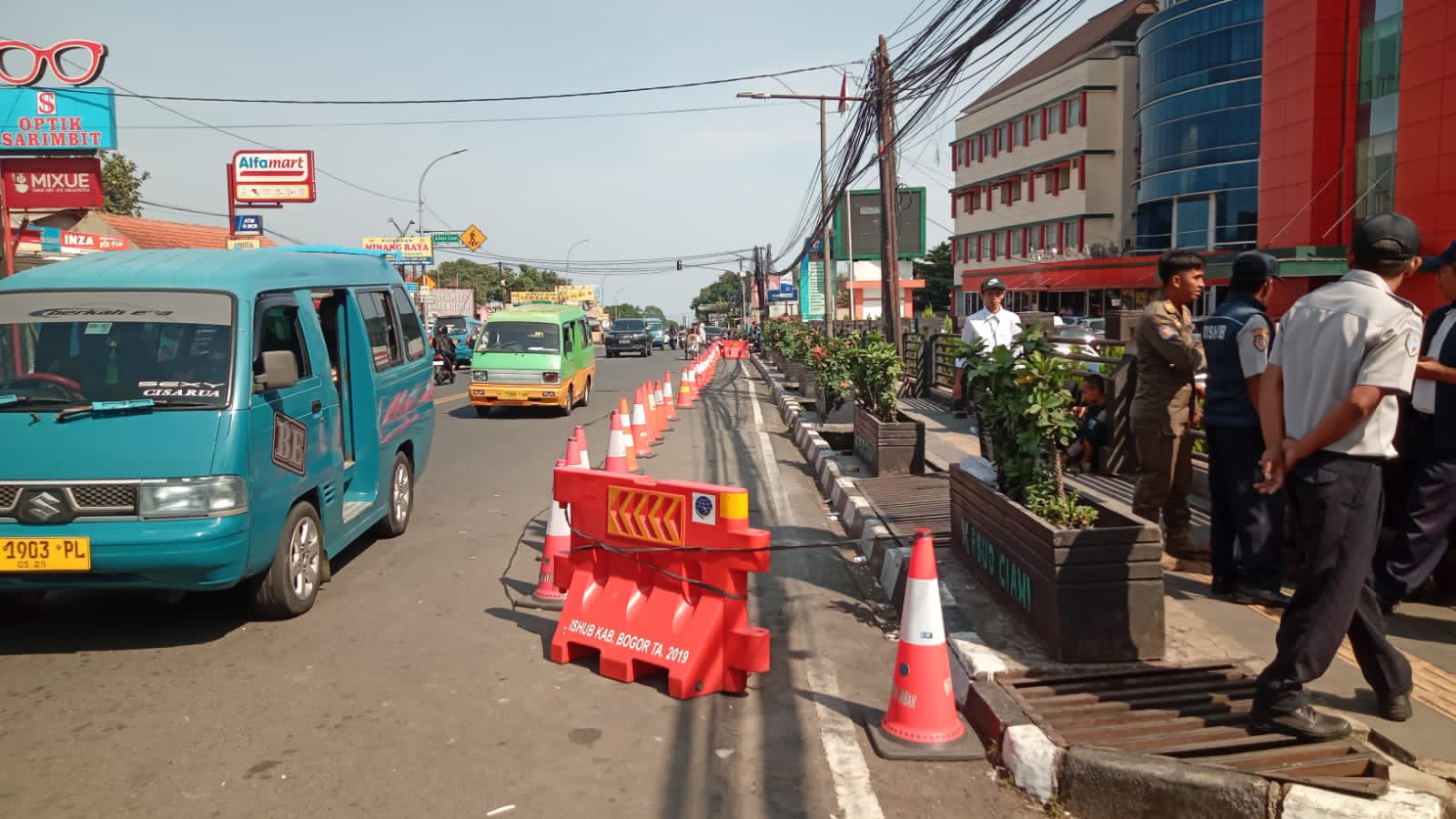 Petugas Dishub Kabupaten Bogor, menutup lahan depan RSUD Ciawi, yang kerap dijadikan lokasi parkir liar.