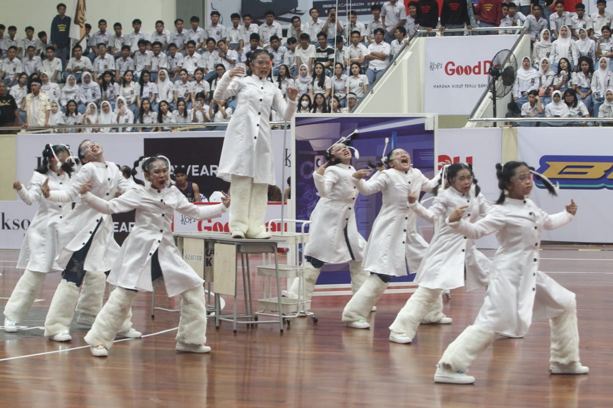 Tim dance SMAN 1 Bogor tampil memukau dalam kegiatan Honda DBL with Kopi Gooday 2024 West Java West, Rabu (9/10/2024).