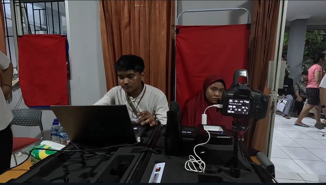 Disdukcapil Kota Bogor lakukan perekaman e-KTP siang hingga malam untuk Pilkada.