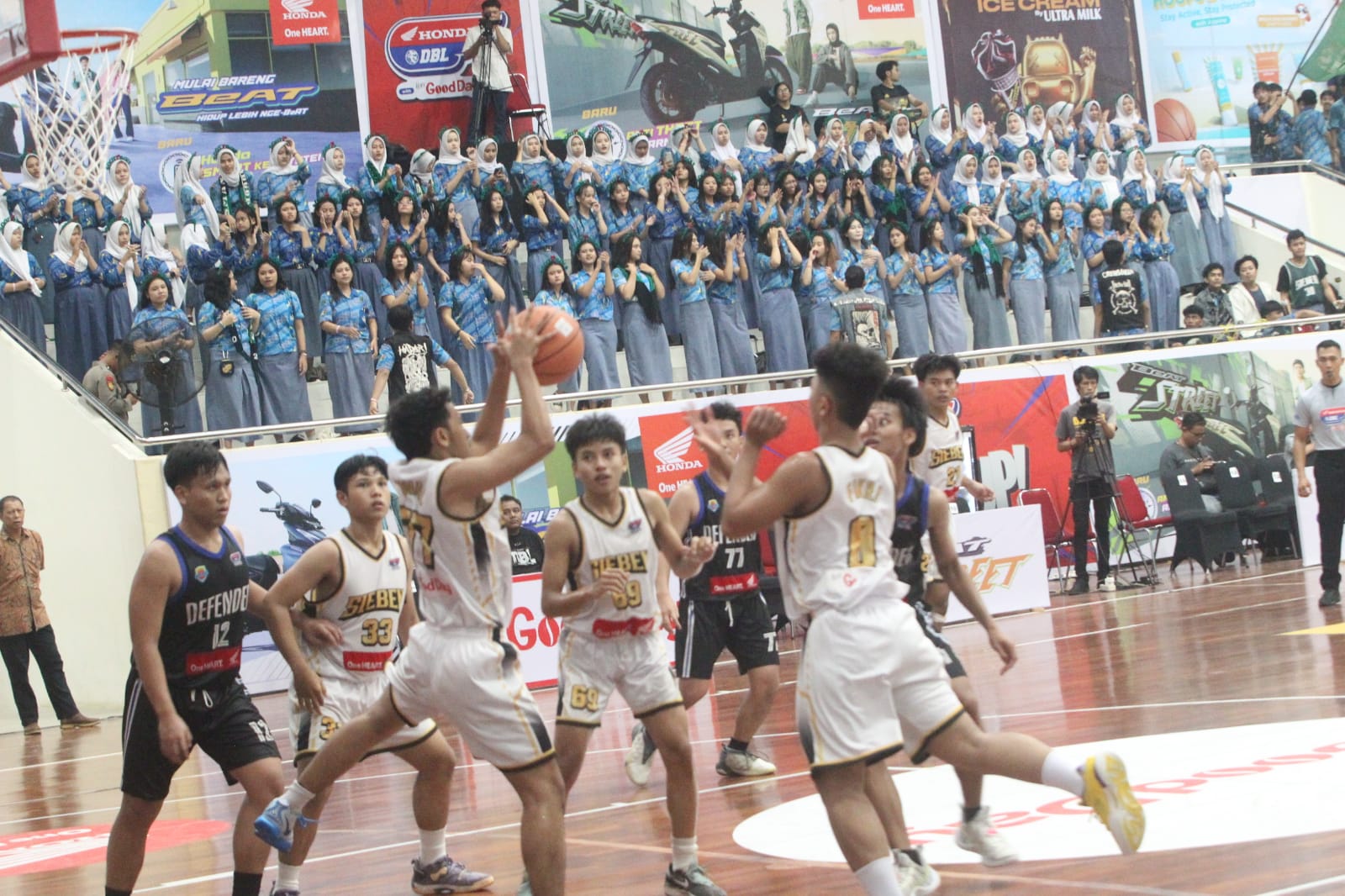 Pertandingan SMAN 7 Kota Bogor melawan SMA Marsudirini pada Honda DBL with Kopi Good Day