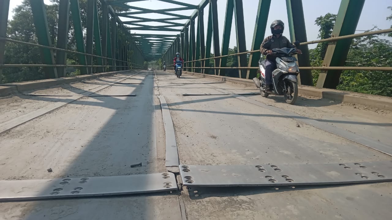 Kondisi Jembatan Leuwiranji di Rumpin Bogor yang mengkhawatirkan.
