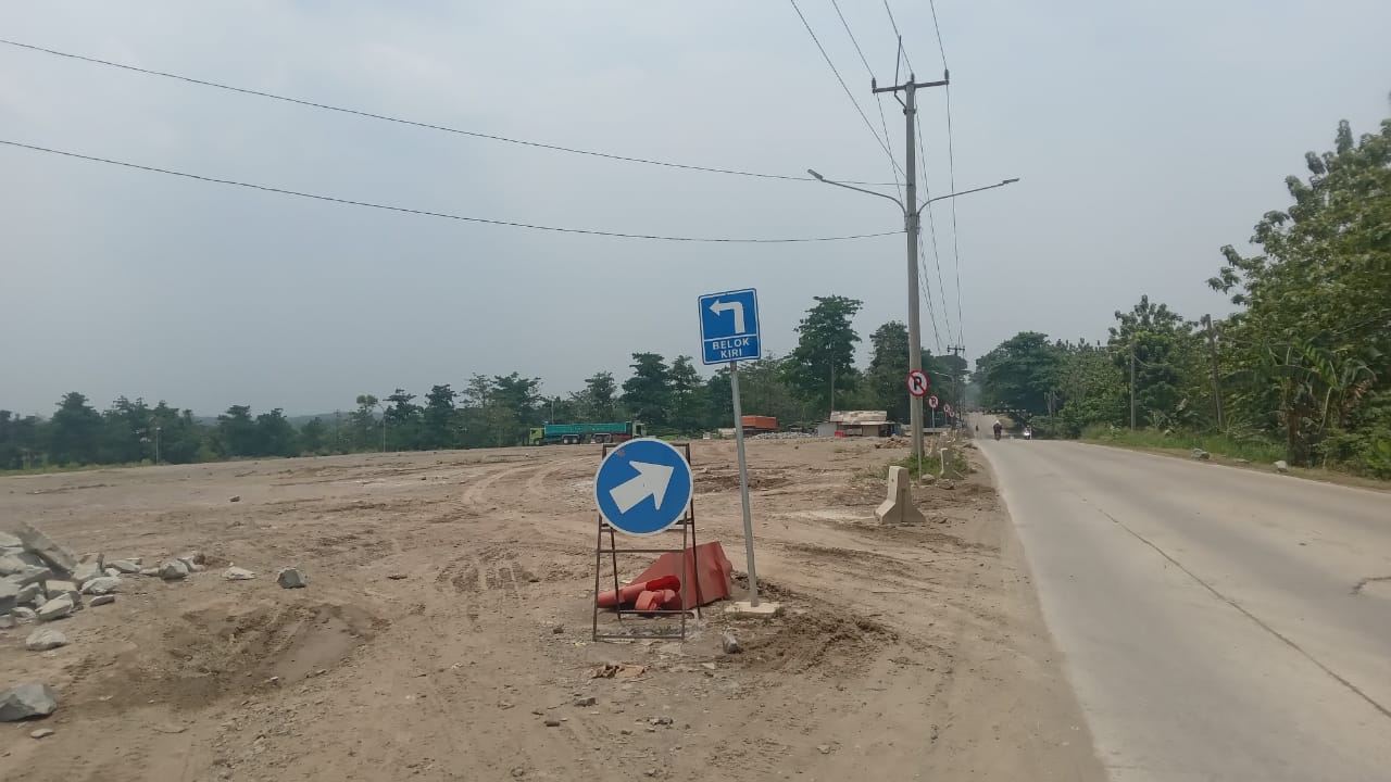 Penampakan kantong parkir truk tambang Parung Panjang Bogor.