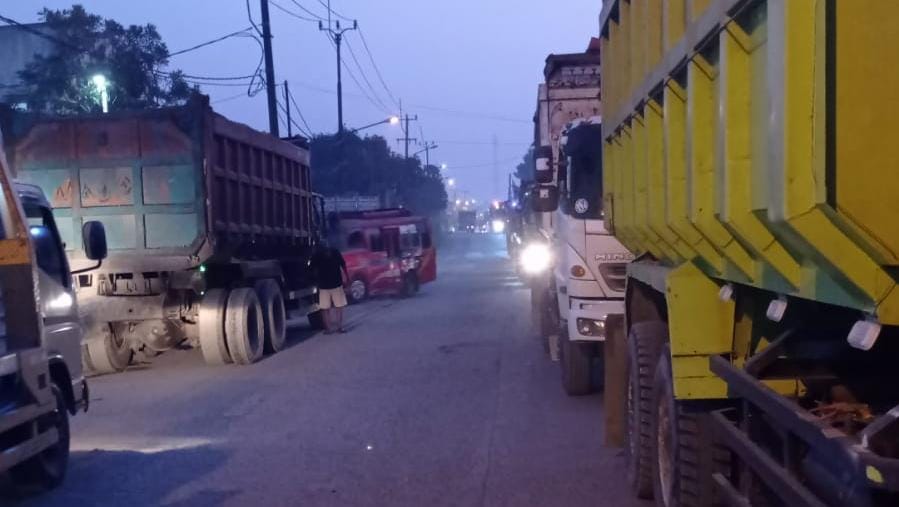 ILUSTRASI: Kondisi antrean truk tambang di Jalan Raya Rumpin-Parung Panjang, Kabupaten Bogor.