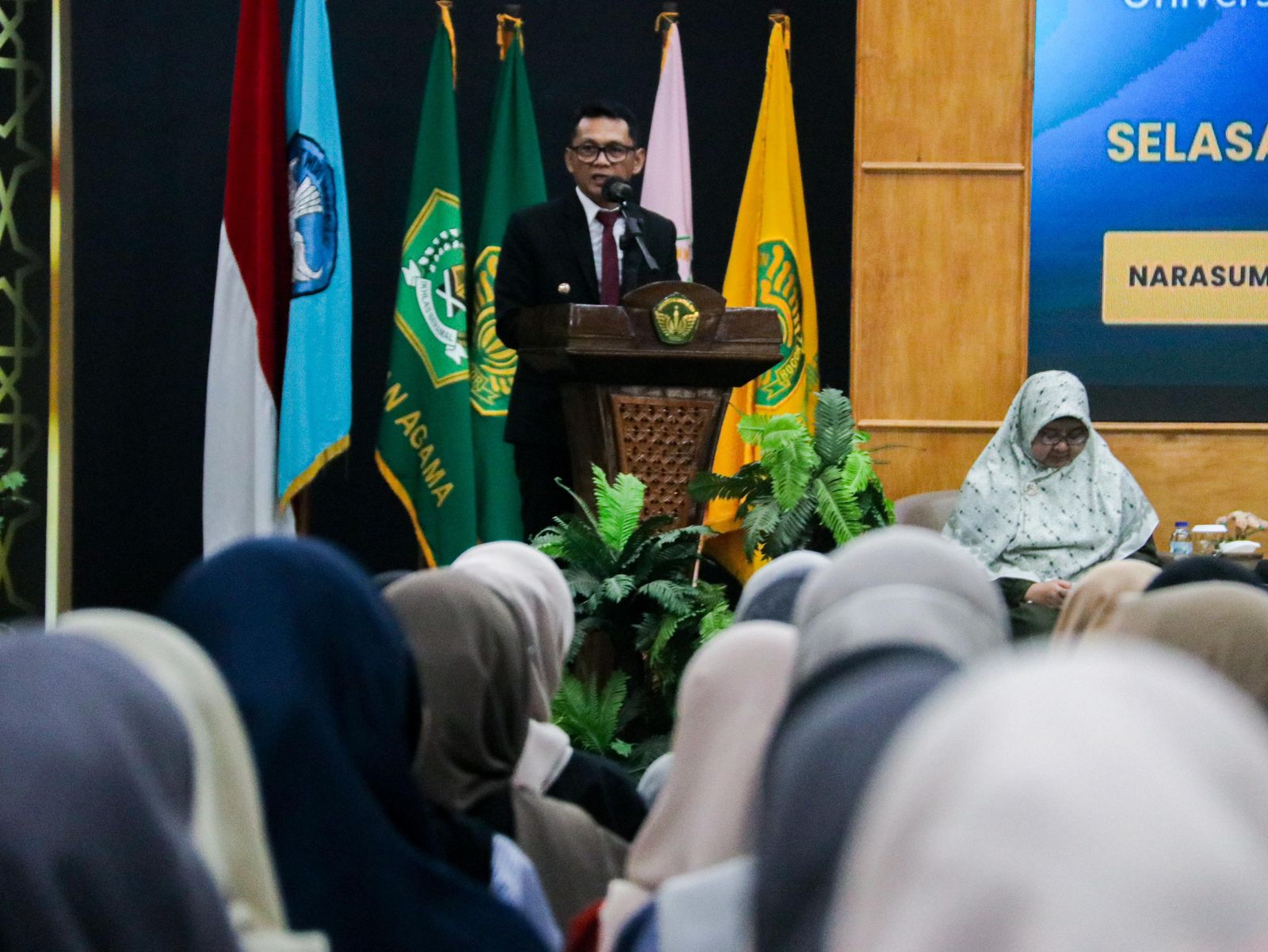 PJ Wali Kota Bogor, Hery Antasari saat memberikan motivasi kepada mahasiswa penerima beasiswa KIP di UIKA Bogor