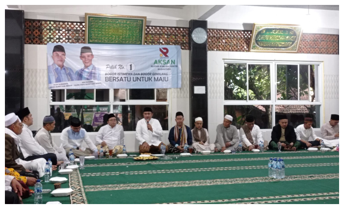 Calon Bupati Bogor Rudy Susmanto saat melakukan silaturahmi dilakukan di Masjid Jami Al Hidayah Tajur, Desa Tajur, Kecamatan Citeureup, pada Jumat (11/10/2024) dini hari.