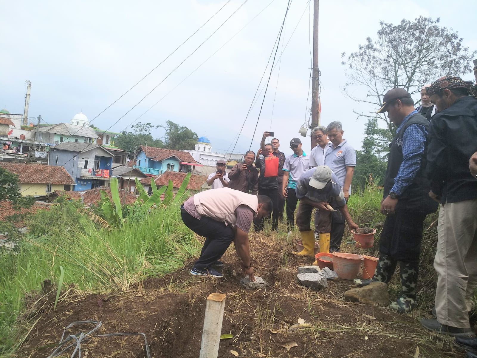 Sempat terkendala status lahan, Pemerintah Desa Muarajaya, Kecamatan Caringin, akhirnya bisa merealisasikan program bantuan keuangan infrastruktur desa atau Samisade.