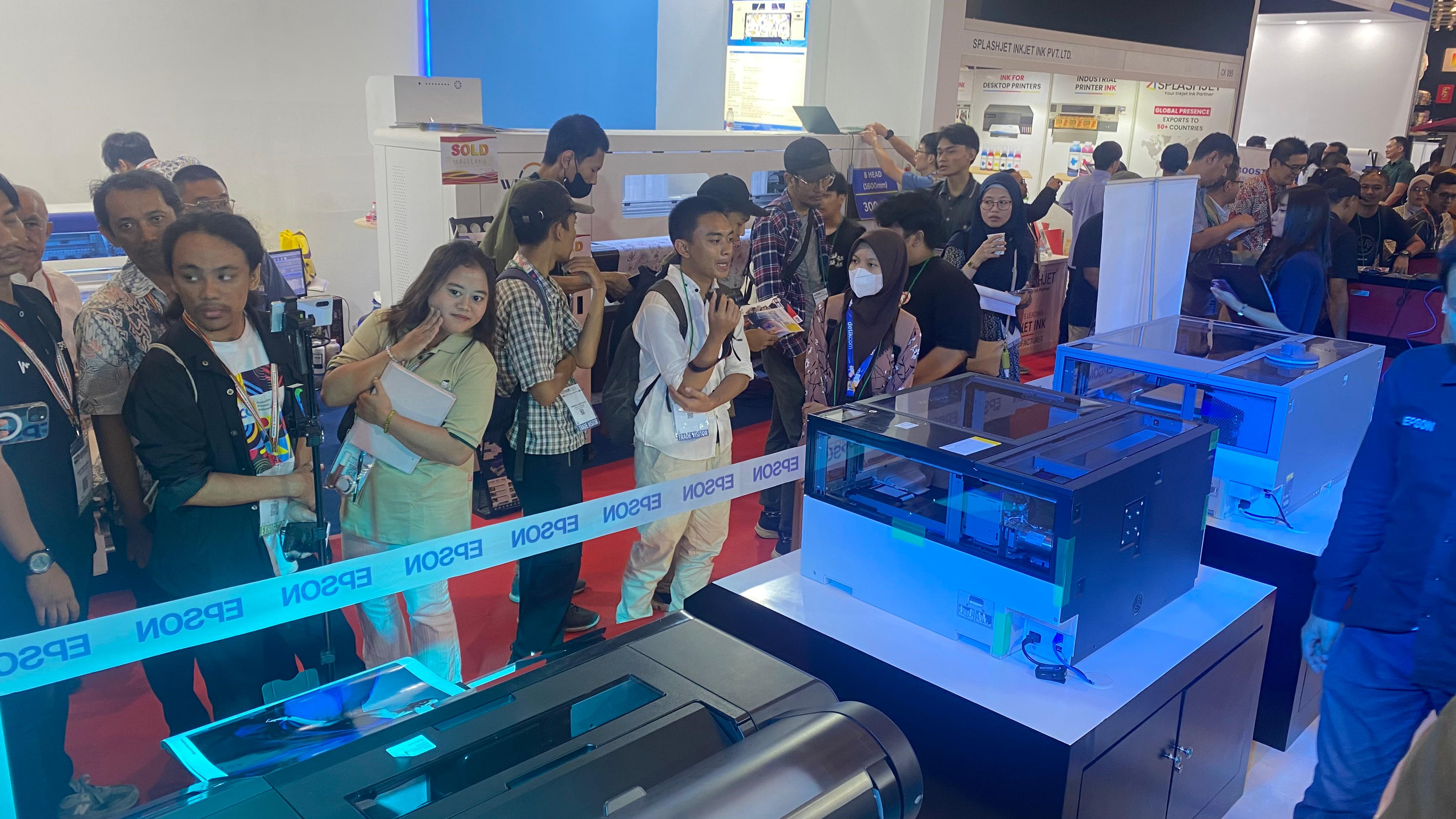 Konsumen saat melihat produk terbaru dari Epson Indonesia, yakni printer profesional terbaru dari seri SureColor.