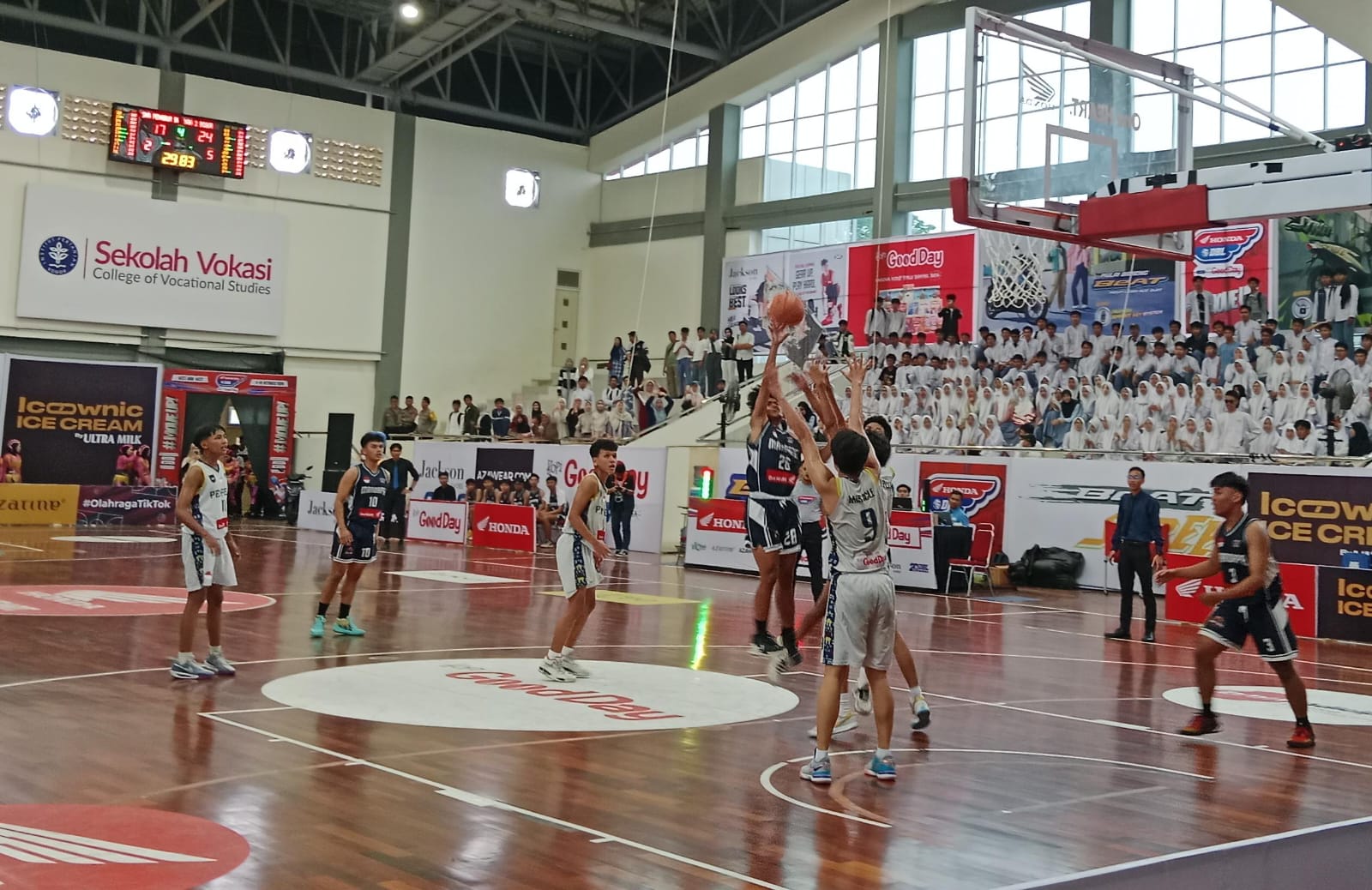 MAN 2 Bogor kalahkan SMA BPK Penabur Bogor dalam Honda DBL with Kopi Good Day 2024 West Java-West, Jumat (11/10/2024).