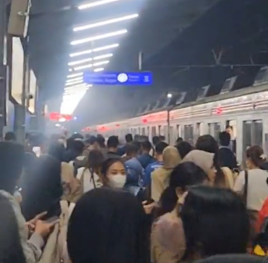 KRL Jakarta Bogor memgeluarkan asap di Stasiun Pasar Minggu, Kamis malam (10/10/2024).