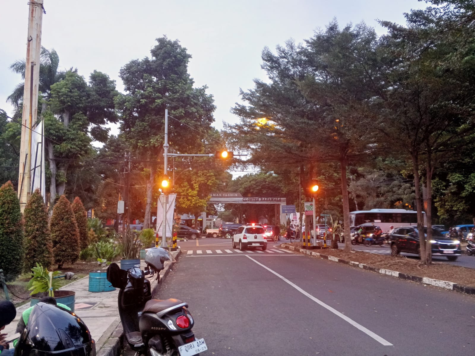 Lampu merah di Simpang Taman Yasmin, Kota Bogor,belum beroperasi sampai saat ini.