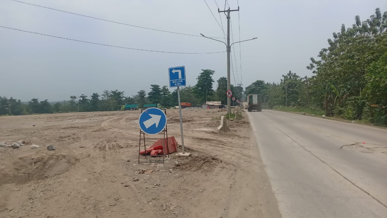 Kantong parkir truk tambang di perbatasan Parung Panjang dan Kecamatan Tenjo, Kabupaten Bogor, tampak kosong.