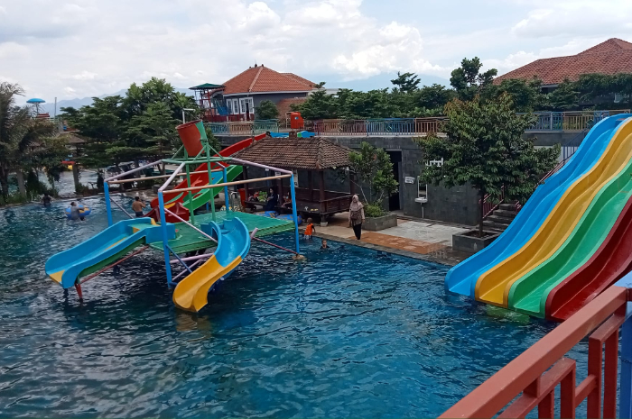 Boash Waterpark di Jl. Atang Senjaya, Bantarsari, Kecamatan Ranca Bungur, Kabupaten Bogor, Jawa Barat 16310.