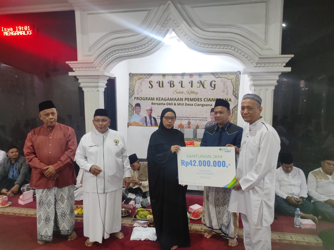 BPJS Ketenagakerjaan saat memberikan santunan kematian kepada keluarga peserta BPJS dalam acara kegiatan Subuh Keliling di Desa Ciangsana, Kecamatan Gunung Putri, Kabupaten Bogor.