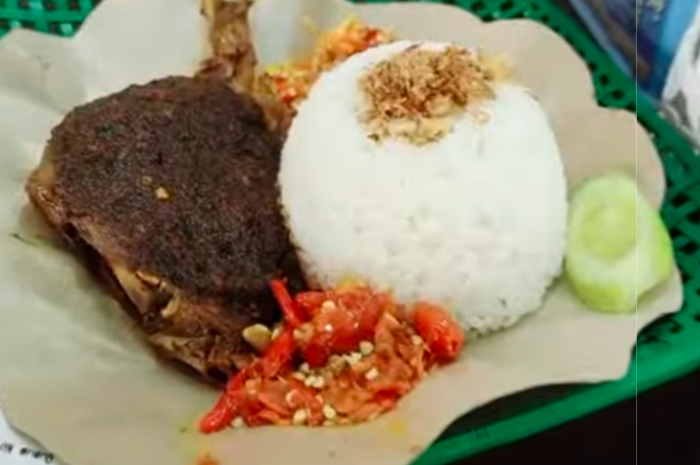 Bebek Carok&nbsp;dengan bumbu rempah khas Madura jadi rekomendasi untuk dicoba di Bogor.