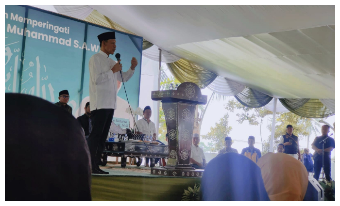 Calon Wakil Bupati Bogor Jaro Ade menghadiri acara maulid nabi Muhammad SAW di kediaman anggota DPR RI Agun Gunandjar Sudarsa di Kampung Padurenan, Desa Ciburayut, Kecamatan Cigombong.