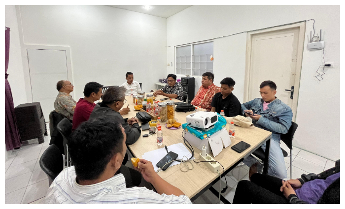 Calon Wali Kota Bogor nomor urut 1, Sendi Fardiansyah saat beraudiensi dengan Pokja 24 Keuskupan Bogor di Posko Bogor Hepi, Jalan Ahmad Yani, Kota Bogor pada Sabu, (12/10/2024) malam.