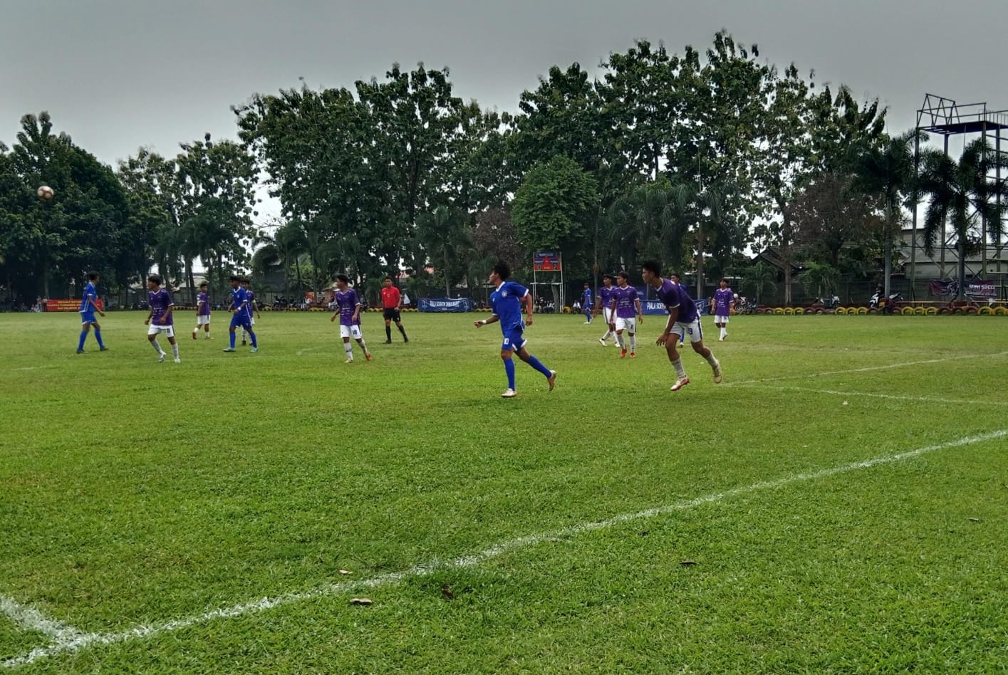 PSB Bogor U-17 (biru) melawan Pakuan City U-17 di Piala Suratin U-17 Jawa Barat.
