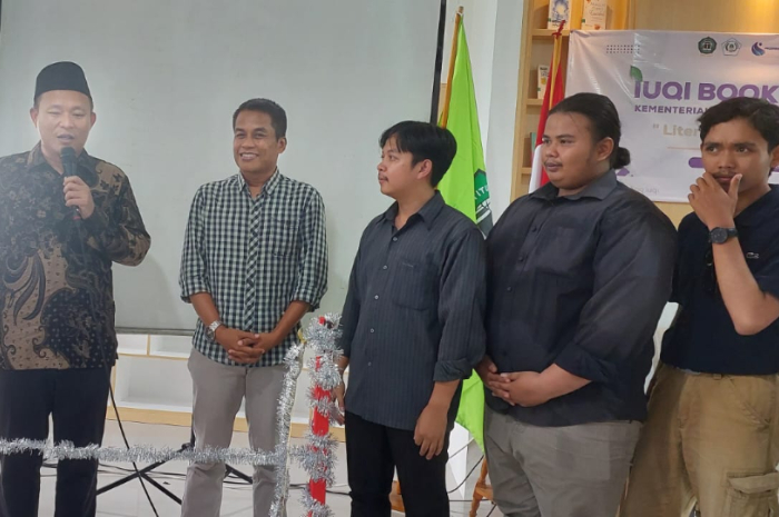 Rektor IUQI Bogor, Saeful Falah (kiri) saat memberikan penjelasan.