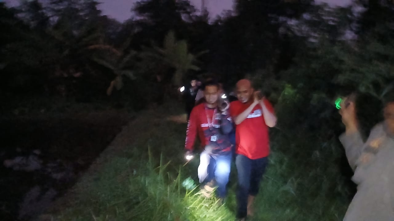 Evakuasi jenazah yang diduga mencuri talas di Sindang  Barang, Kota Bogor