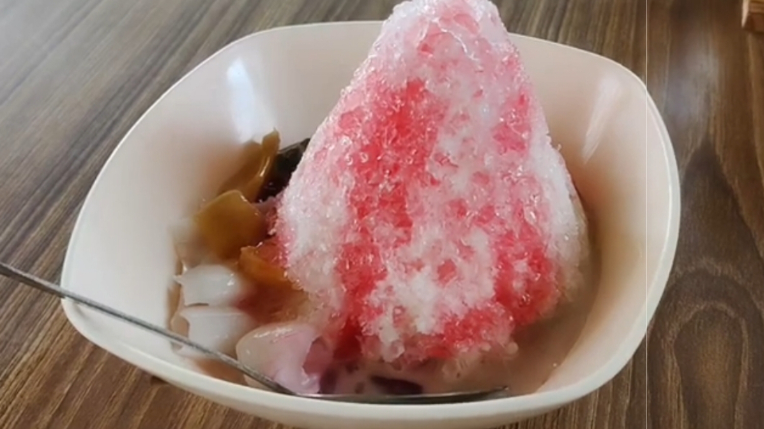 Es Shanghai yang lokasinya di Jl. Taman Victoria, Citaringgul, Kec. Babakan Madang, Kabupaten Bogor, Jawa Barat 16810.