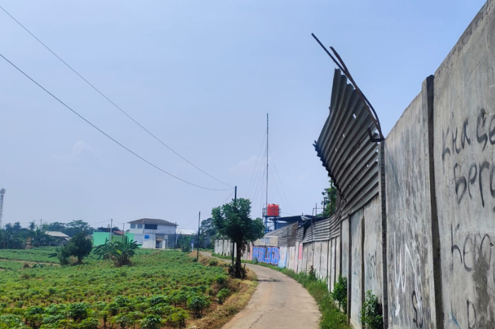 Kondisi seng penutup tembok bangunan di Jalan Giri Pakem Kemang Bogor yang nyaris roboh.