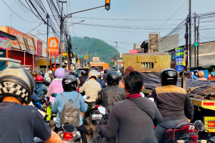 Arus lalu lintas mengalami macet di Jalan raya Ciampea, Kabupaten Bogor, 14 Oktober 2024.