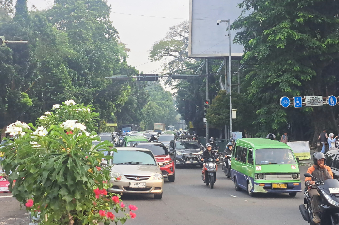 Kondisi lampu merah Tugu Kujang, Kota Bogor yang tak terpasang lagi mesin tilang ETLE.
