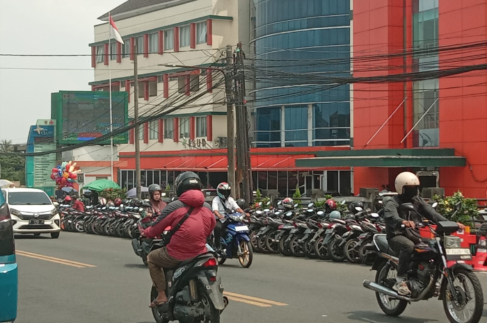 Belum sepekan ditertibkan, parkir liar di depan RSUD Ciawi kembali muncul.