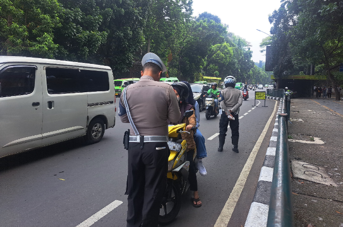 Seorang pengendara terjaring Operasi Zebra Lodaya di Jalan Pajajaran.