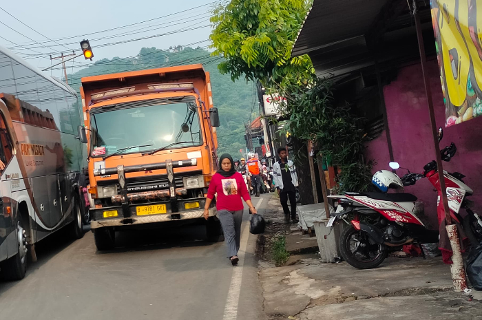 Truk bermuatan hasil tambang mogok di Jalan Ciampea Bogor.