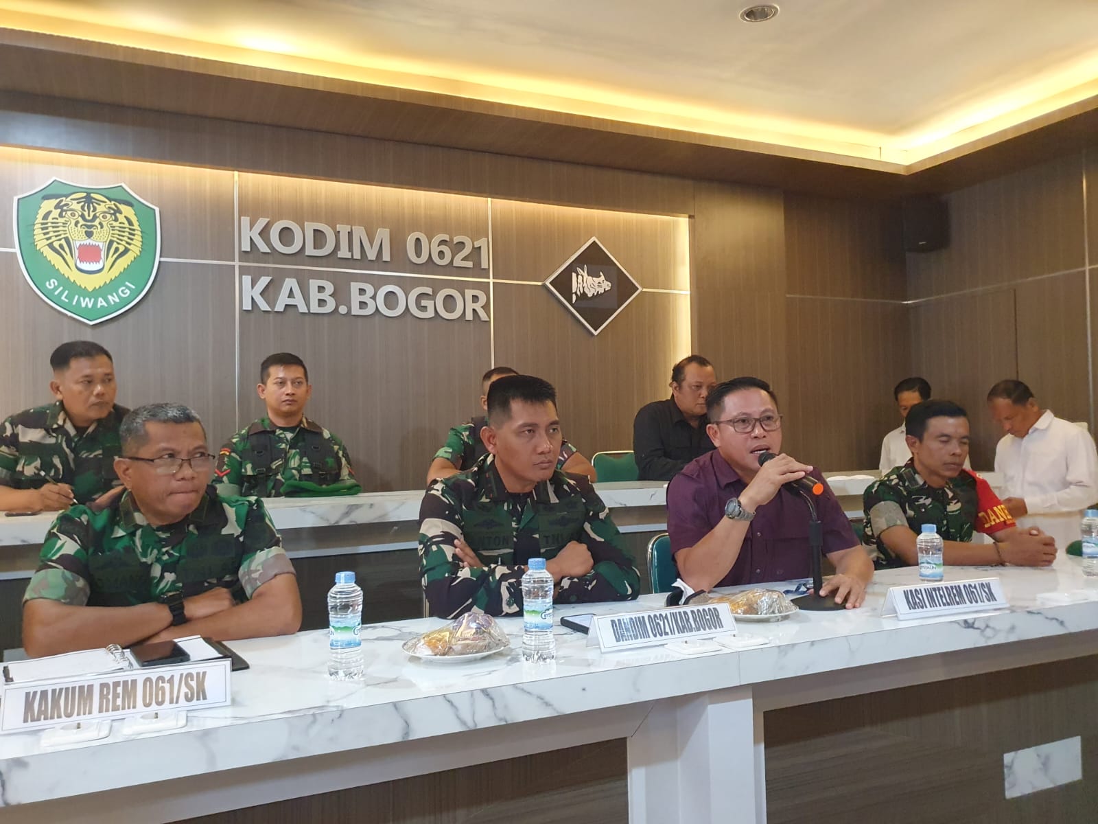 Korem 061 Suryakancana saat melakukan konferensi pers soal viral nya Truk TNI yang diduga menabrak mobil milik warga Bogor di Sukamakmur.