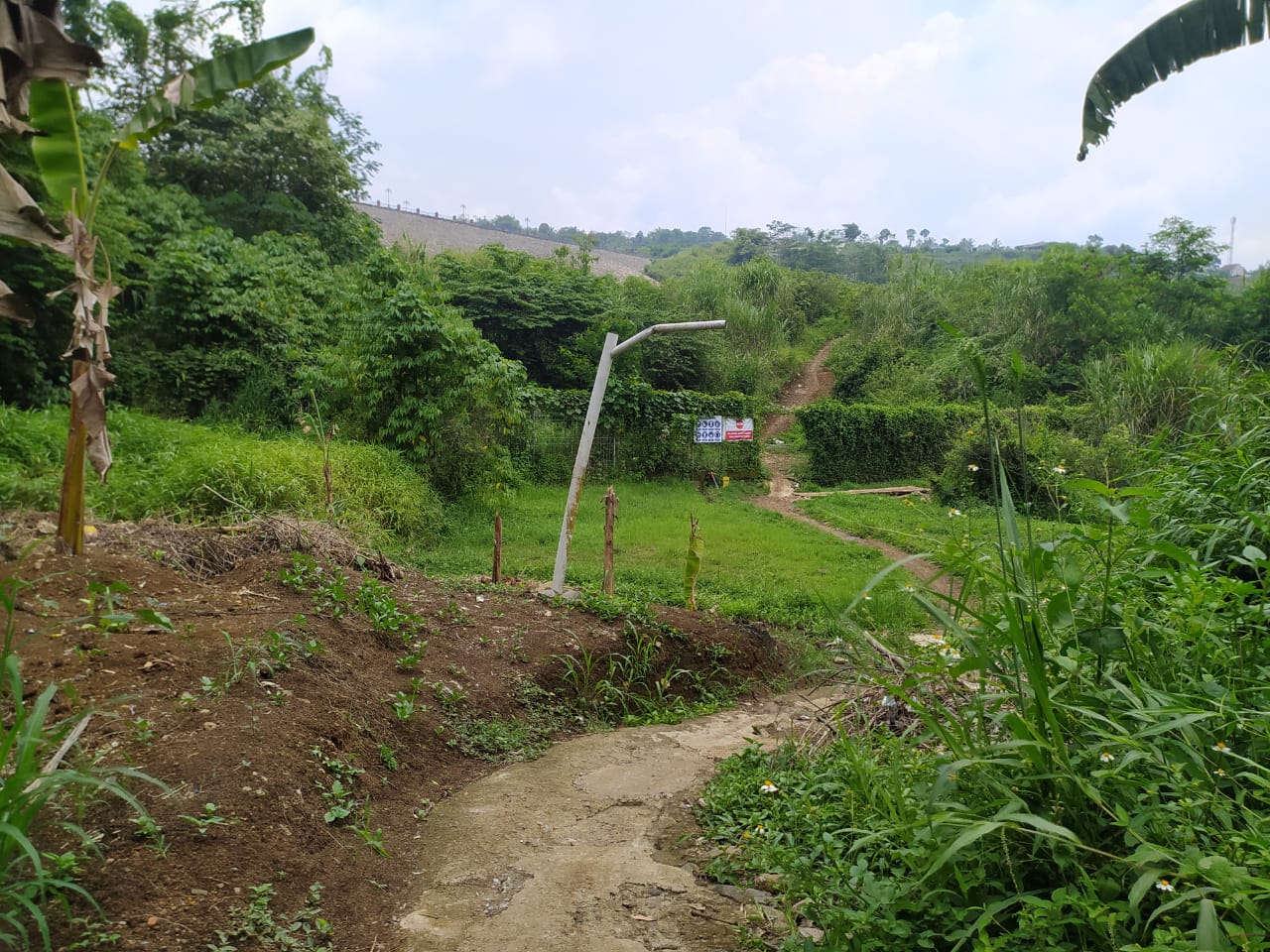 Pemerintah Desa Cipayung, Megamendung bakal menutup jalan desa yang digunakan untuk pembangunan di Bendungan Ciawi Bogor.