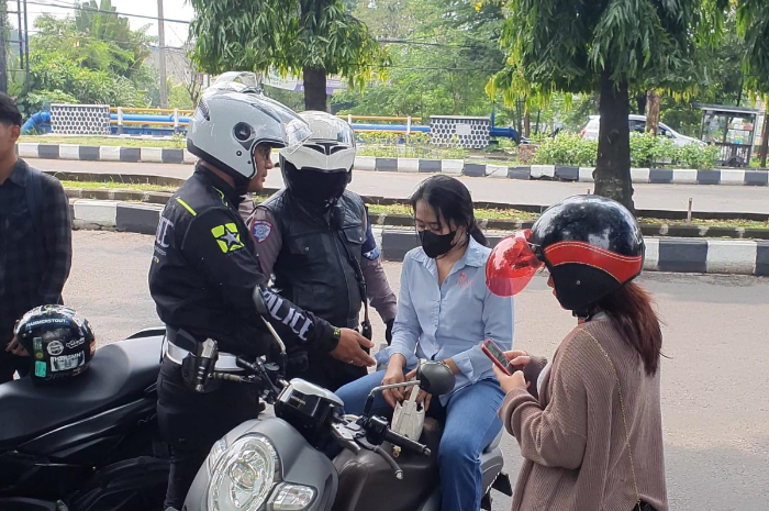 Satlantas Polres Bogor saat melakukan Operasi Zebra Lodaya 2024 di Jalan Raya Tegar Beriman, Bogor.